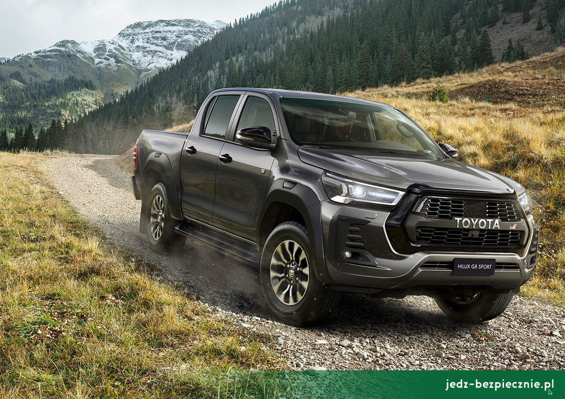 Premiera tygodnia - Toyota Hilux GR Sport - przód auta w terenie